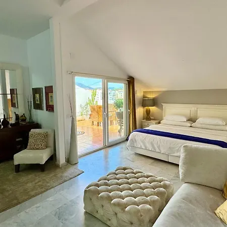 Banus Hause Apartament *